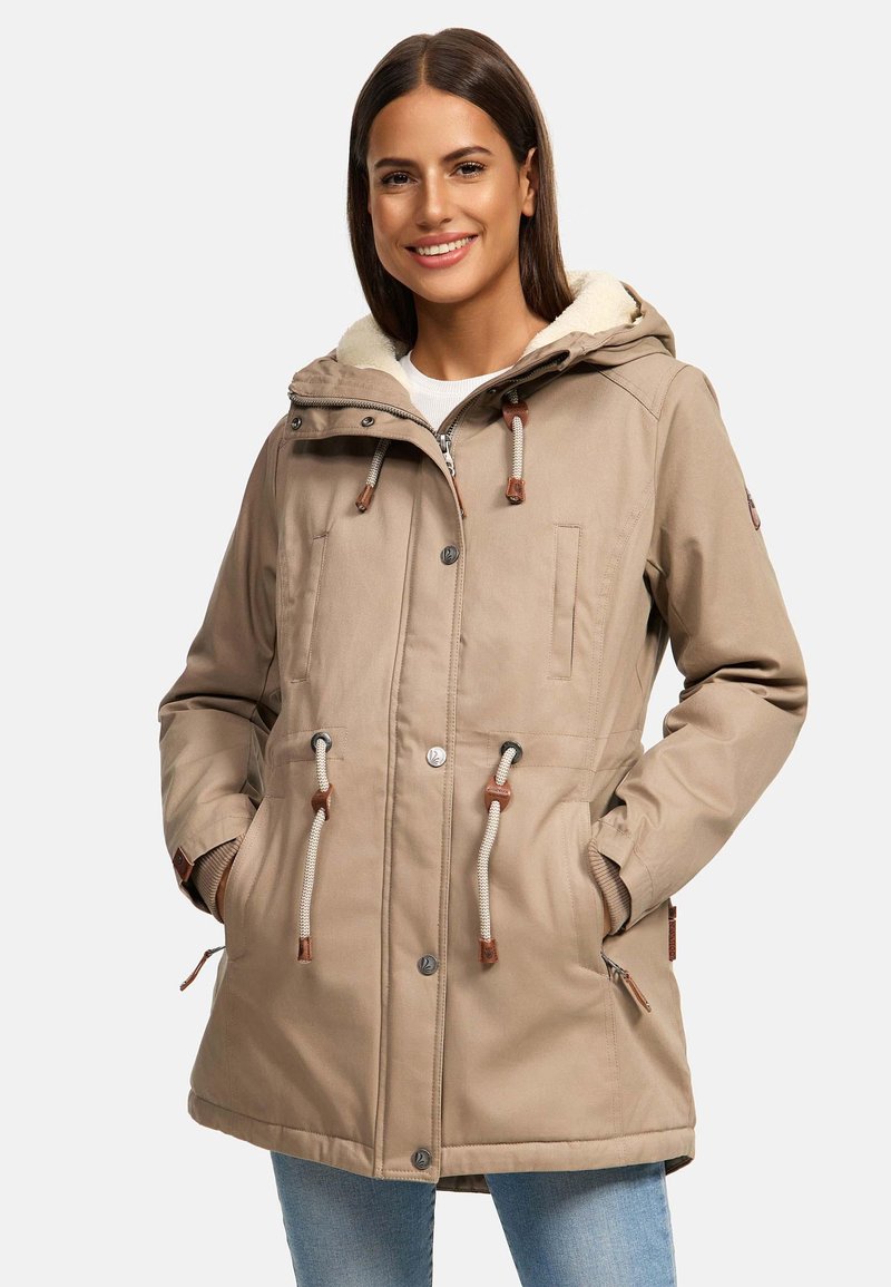 Beige Parka mit einer mit Pelz gefütterten Kapuze, Kordelzug in der Taille und braunen Akzenten. Verfügt über zwei vordere Taschen und einen Reißverschluss mit Druckknopf.