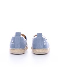 Espadrilles en toile bleue avec des accents blancs, bout arrondi, semelle en jute et languette au talon. Logo brodé à l'arrière.