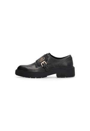 Chaussure en cuir noir avec une finition polie, dotée d'une boucle sur le côté et d'une semelle en caoutchouc épaisse. Design simple et discret.