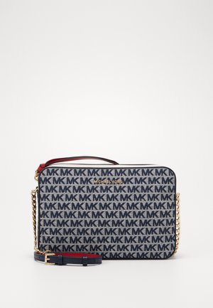 Sac bandoulière rectangulaire bleu marine Michael Kors avec motif répété du logo MK, bandoulière chaîne dorée et sangle en cuir réglable avec boucle.