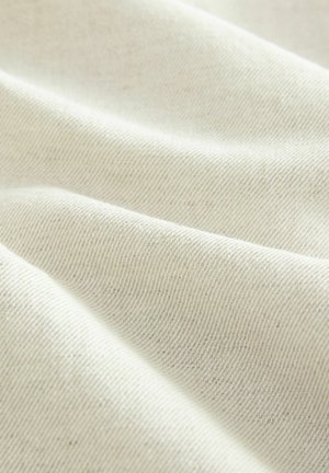 Țesătură de culoare bej deschis, cu o țesătură fină și texturată. Aspect moale și neted, cu variații subtile de culoare și fără modele distincte.