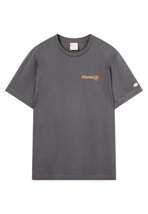 Camiseta de manga corta gris oscuro con el texto naranja "Vitamina C" en el pecho y un pequeño logo blanco en la manga izquierda.