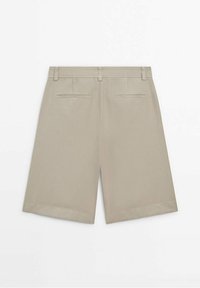 Beige bomuldsshorts med lige pasform, to baglommer og en ren kant. Fremstillet af blødt stof for komfort og holdbarhed.