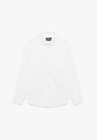 Camisa blanca de manga larga hecha de algodón, con un collar clásico, cierre de botones en la parte delantera y puños con botones. Textura suave sin patrones visibles.
