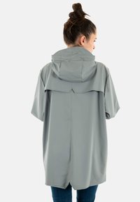 Giacca impermeabile grigio chiaro con cappuccio, vestibilità ampia, maniche corte e design posteriore a strati. Texture liscia, adatta per il tempo piovoso.