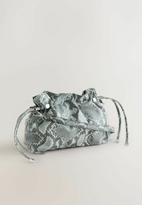 Geantă texturată cu imprimeu de șarpe gri, cu un design gathered, închidere cu șnur, accesorii din metal argintiu și curea de umăr împletită.