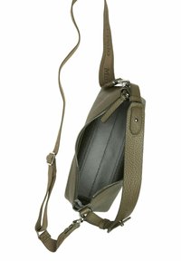 Olijfgroene leren schoudertas met textuur, verstelbare schouderband, zilveren rits en een gedeeltelijk open hoofdcompartiment met zwart interieur.