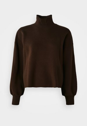 Bruine gebreide trui met een hoge hals, lange pofmouwen en een cropped silhoetta. Zachte textuur, minimalistisch ontwerp, geen zichtbare patronen.