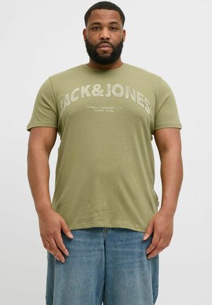 Olivgrünes Baumwoll-T-Shirt mit "JACK & JONES" in fetten, hellen Buchstaben bedruckt. Kurze Ärmel, Rundhalsausschnitt, glatte Textur, lockere Passform.