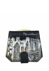 Zwarte leren portefeuille met een stadsgezicht ontwerp featuring gebouwen, een brug en handgeschilderde details. Gouden sluiting en textuuraccenten.