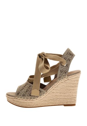 Sandalia beige con cuña, plataforma de yute trenzado, tiras de tela con estampado y una amplia correa para atar en el tobillo.
