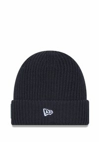 Bonnet en tricot bleu marine, présentant une texture côtelée, un revers replié et un petit logo blanc brodé à l'avant.