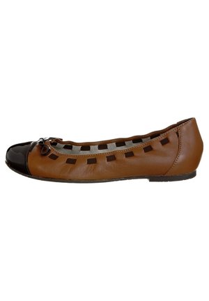 Ballerines en cuir marron avec un capuchon en verni plus foncé, design découpé sur les côtés et un petit nœud décoratif à l'avant.