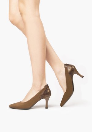 Scarpe con tacco alto marroni con punta affilata, tomaia in morbido suede e dettagli testurizzati con motivo serpente marrone sul tallone e ai lati.