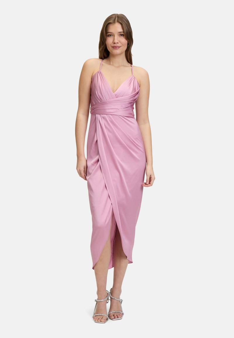 Robe en satin rose avec un décolleté en V profond, un design drapé et des bretelles ajustables, présentant une fente jusqu'à la cuisse et une texture lisse.