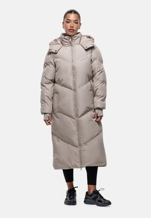 Lange pufferjas in lichtbeige met een chevronpatroon, ritssluiting en een afneembare capuchon. Voorzien van zijzakken en geribde manchetten.