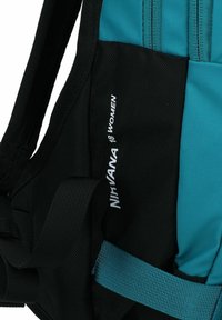 Zaino blu e nero con texture a rete, spallacci regolabili e scritta bianca del marchio. Progettato per donne, con una forma compatta.