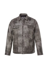 Chaqueta de mezclilla gris con acabado desgastado, cierre de botones, dos bolsillos en el pecho y cuello puntiagudo. Presenta costuras clásicas y mangas largas.