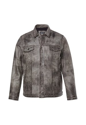 Chaqueta de mezclilla gris con acabado desgastado, cierre de botones, dos bolsillos en el pecho y cuello puntiagudo. Presenta costuras clásicas y mangas largas.