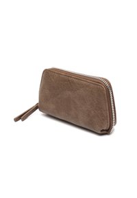 Rjav usnjen žepni portfelj z dvojno zadrgo, prikazan rahlo pod kotom na beli podlagi.