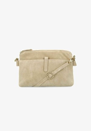 Beige suède clutch met een ritssluiting aan de bovenkant, voorzien van een voorvak, een verstelbare schouderband en gouden hardware. Glad oppervlak.