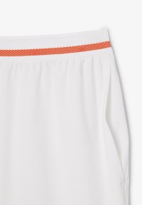 Pantaloni sportivi bianchi con una vita testurizzata e un accentuazione arancione. Include tasche laterali e una vestibilità ampia e traspirante.