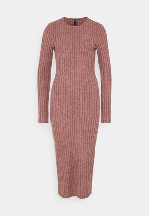 Langärmliges Midikleid aus geripptem Strick in gedämpftem Roseton mit rundem Ausschnitt und figurbetonter Silhouette vor weißem Hintergrund.