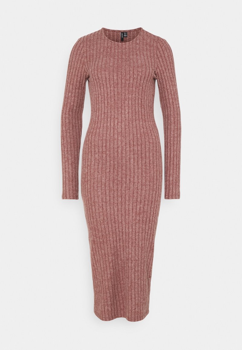 Robe midi en maille côtelée à manches longues de couleur rose pâle, avec un col rond et une silhouette ajustée sur fond blanc.