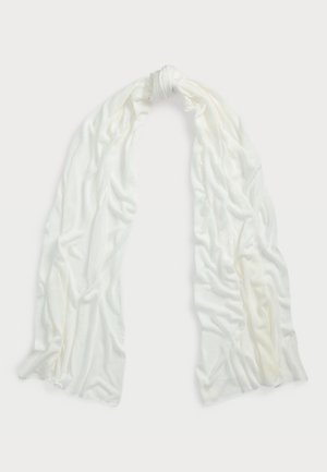 Lange witte lichte sjaal met subtiele textuur, losjes gestrikt in het midden, plat uitgestald op een effen achtergrond.