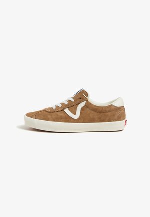Baskets en daim brun avec des accents blancs, bout rond et détails cousus. Présente un logo sur le côté et une étiquette rouge au talon.