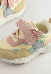 Multifarvet sneakers med en blanding af blød beige, pink, grå og grøn suede. Med velcro-strop, mesh-overdel og tekstureret gummisål.