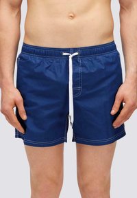 Pantaloni da bagno blu navy con vita elastica e cordino bianco, dotati di tasche laterali e dettagli in cucitura bianca a contrasto.