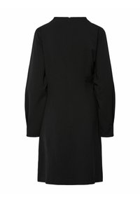Černé šaty s dlouhými rukávy, vysokým výstřihem a skrytým zipem na zadním díle. Vyrobené z hladké tkaniny s rovnou siluetou.