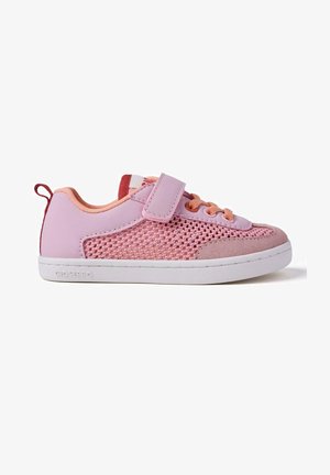 Zapatilla deportiva rosa con parte superior de malla, detalles en ante, cierre de cordones y velcro, suela de goma blanca y lengüeta en el talón para facilitar su puesta.