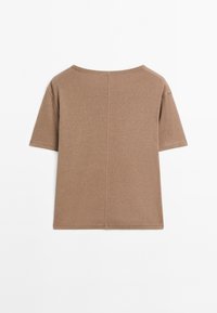 Chemise marron à manches courtes avec col rond et couture verticale visible au centre du dos sur fond blanc.