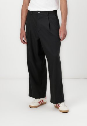 Obey Clothing OLIVER PLEATED - Bukse - pirate black
