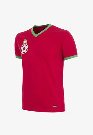 Rode katoenen voetbal T-shirt met groene bies, uitgerust met een voetbal en kroontje embleem op de linkerborst en een klein zwart COPA-logo onderaan.