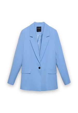 Hellblauer Blazer mit einem Knopf, Revers mit Kerbkragen, zwei vorderen Pattentaschen und langen Ärmeln vor weißem Hintergrund.