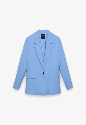 Hellblauer Blazer mit einem Knopf, Revers mit Kerbkragen, zwei vorderen Pattentaschen und langen Ärmeln vor weißem Hintergrund.