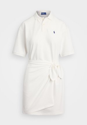 Witte polo-stijl jurk met korte mouwen, voorzien van een geknoopt strikdetail in de taille en een subtiele geborduurde logo op de borst.