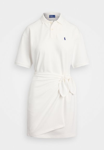Bela obleka polo stila s kratkimi rokavi, ki ima vozlano detajlno vezavo na pasu in subtilen izvezena logotip na prsih.