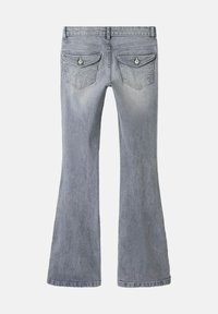 Jeans évasés gris avec une finition délavée, dotés de deux poches arrière avec fermetures à bouton et des accents de design cousus.