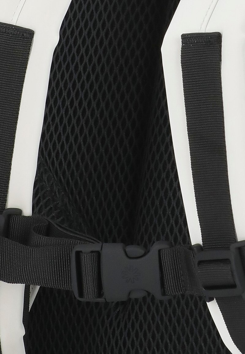 Tessuto in rete nera con accenti bianchi, dotato di spalline nere regolabili e una fibbia di plastica al centro per una chiusura sicura.