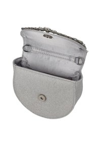 Pochette argentée scintillante de forme arrondie, équipée d'une fermeture à pression métallique et d'un intérieur en tissu lisse. Agrémentée de ferrures décoratives.