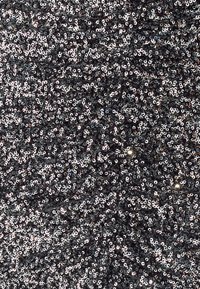 Must kangas, mis on kaetud säravate, iirisesarnaste litritega, mis on paigutatud keerlevalt mustriks, luues tekstureeritud ja läikiva pinna.