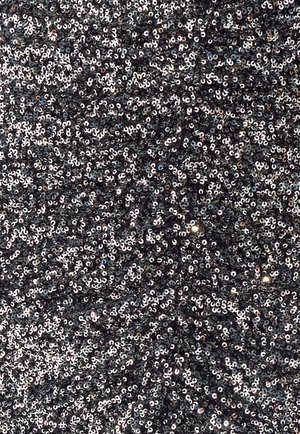 Tela negra cubierta con lentejuelas brillantes e iridiscentes dispuestas en un patrón en espiral, creando una superficie texturizada y reflectante.