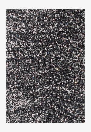 Zwart stof bedekt met glanzende, iriserende pailletten in een draaiend patroon, wat een gestructureerd en reflecterend oppervlak creëert.