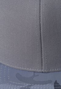 Flexfit Nokkmüts - silver/camo