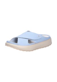 Sandalia de cuero azul claro tipo slip-on con diseño de tira cruzada, punta abierta, y una suela de goma beige clara con textura.