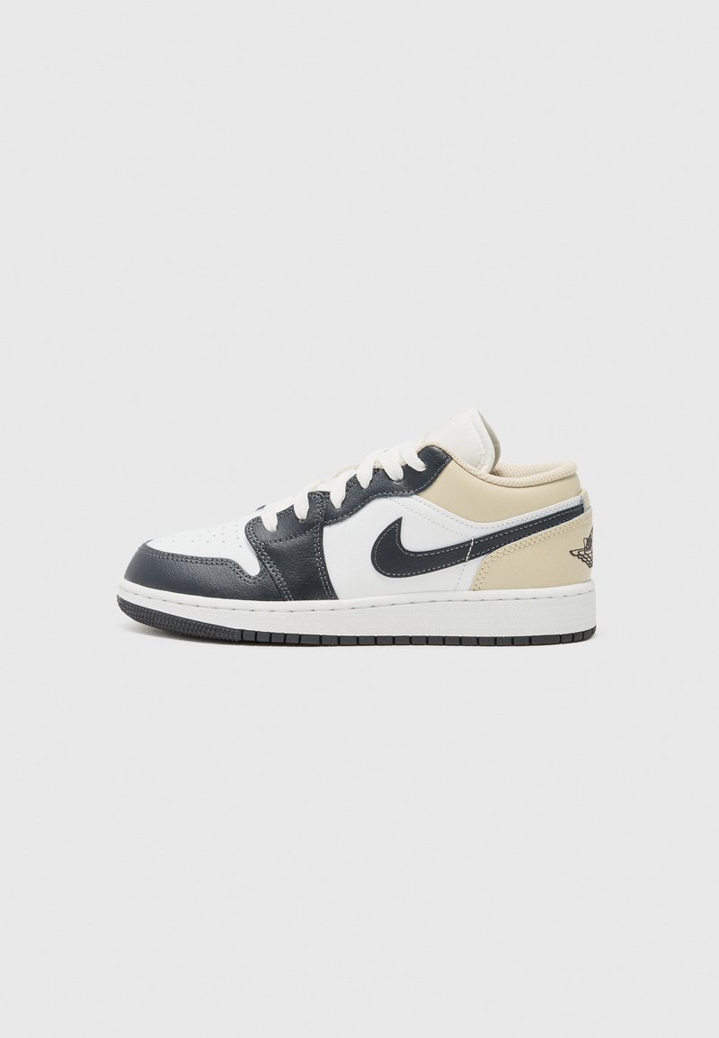Zapatilla Nike Air Jordan 1 Low que presenta una parte superior de cuero con acentos en blanco, azul marino y beige, punta redonda y cordones blancos.